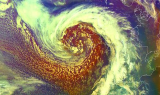 Illustration for article titled Holy crap, look at this giant wave towering over an entire English town
